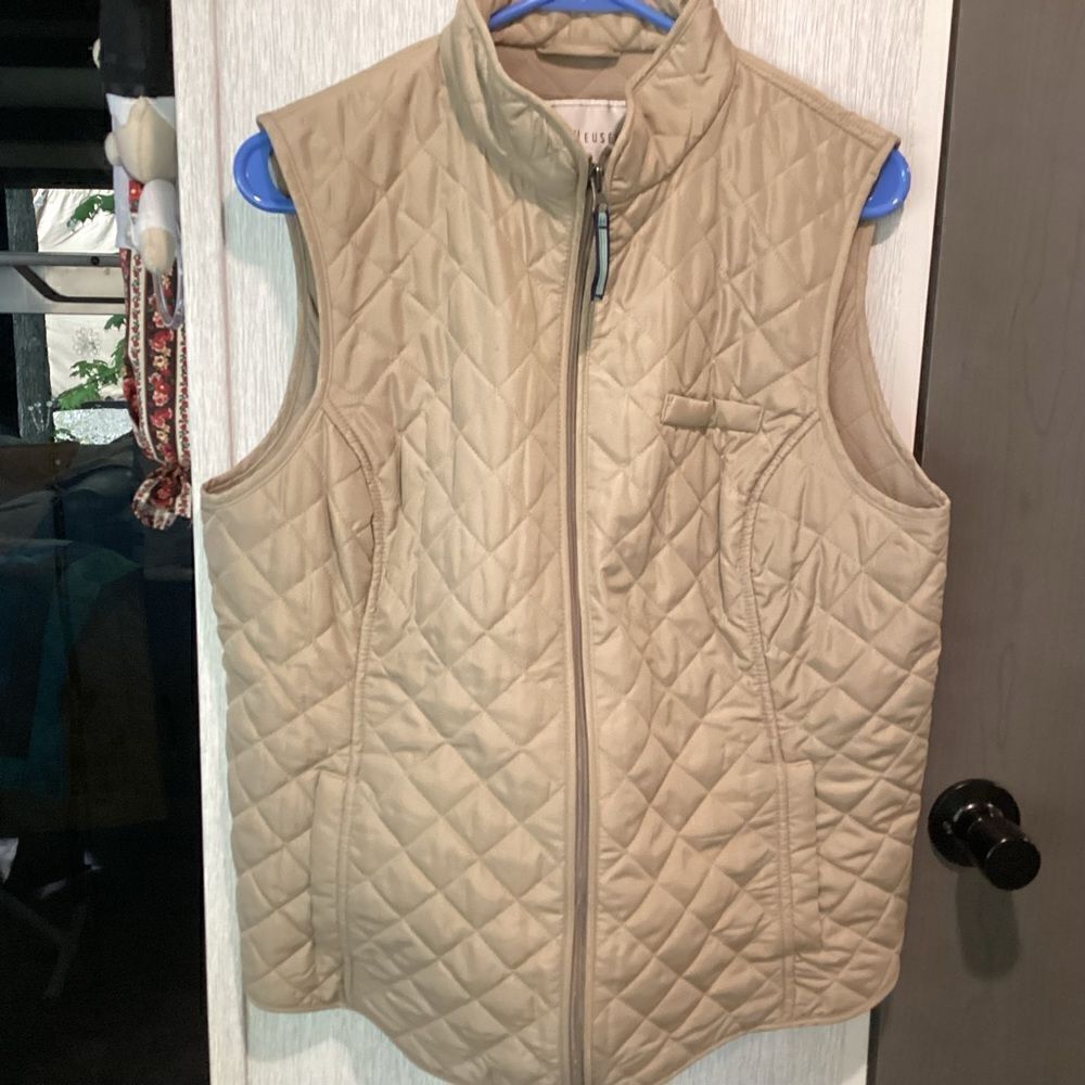 NWOT. VanHeusen Brand Women’s Size L Tan/Kaki/Neural Puffer Vest